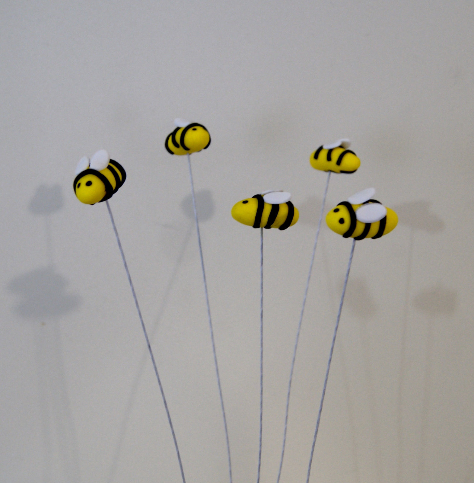 Bees on wires x 12 - edible cake toppers